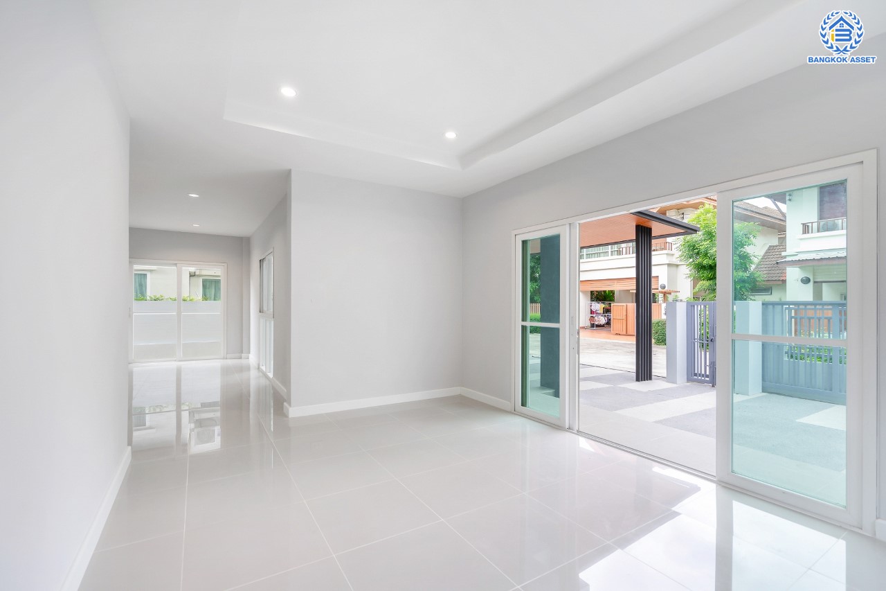 บ้านมือสองตกแต่งใหม่ ม.พิชชานันท์ สุคนธสวัสดิ์ หลังมุม เนื้อที่ 53.9 ตร.ว. ฟังก์ชัน 3 ห้องนอน 3 ห้องน้ำ 2 ที่จอดรถ พร้อม Living Area กว้างขวางชั้นสอง บนทำเลใจกลางเมือง! เชื่อมต่อทั้งถนนประเสริฐมนูญกิจ ,เกษตร-นวมินทร์, ลาดพร้าว, รัชโยธินฯ ใกล้ทางด่วนรามอินทรา และรถไฟฟ้าสายสีน้ำตาล "สถานีโรงเรียนสตรีวิทยา2"